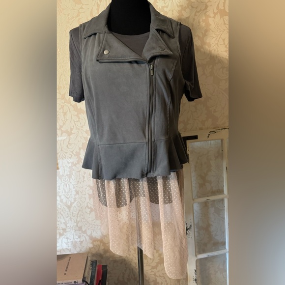 Super Cute Cloud Chaser Peplum Top With Asymmetric Pink Lace Skirt! - Picture 9 of 12